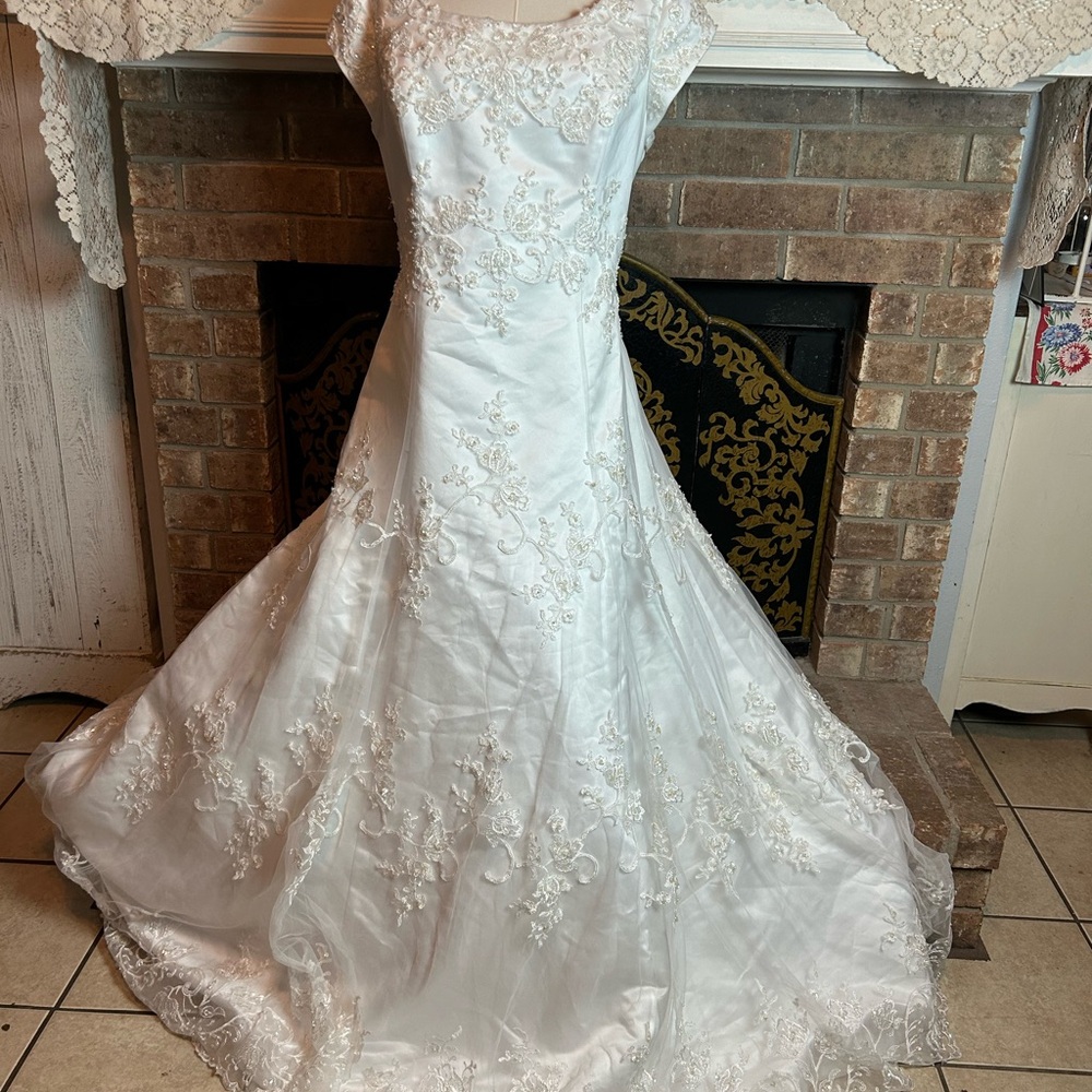 BLISS White Wedding Dress Lace Embroidery Beading Cap Sleeves Boat Neck 22 NWT